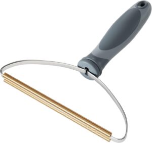 Handheld carpet rake